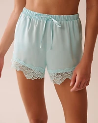 Short en satin bordure de dentelle