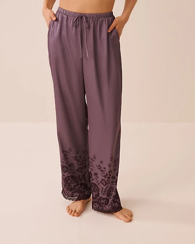 Pantalon en satin bordure de dentelle