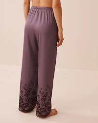 Pantalon en satin bordure de dentelle