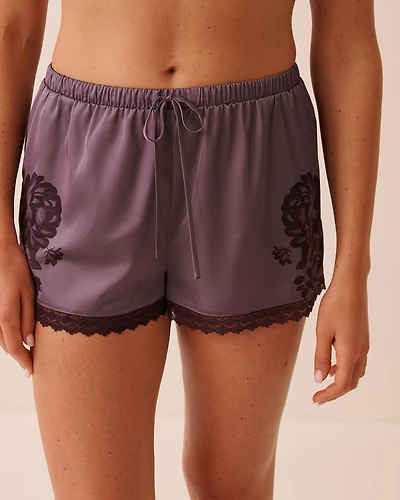 Short en satin bordure de dentelle