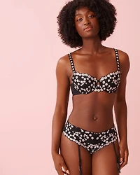 Culotte cheeky en résille brodée avec jarretelles