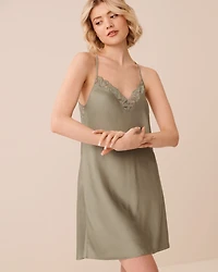 Nuisette en satin bordure de dentelle