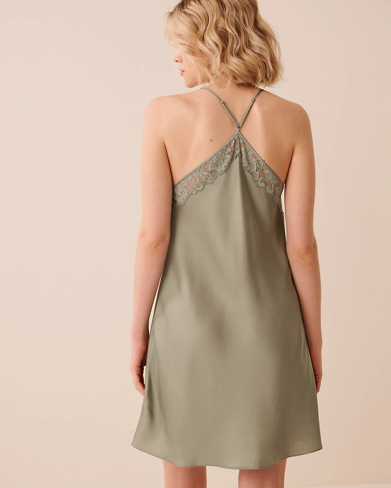 Nuisette en satin bordure de dentelle