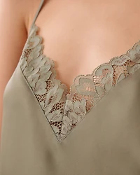 Nuisette en satin bordure de dentelle