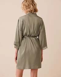 Kimono en satin bordure de dentelle