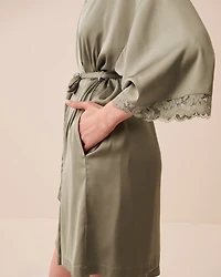 Kimono en satin bordure de dentelle