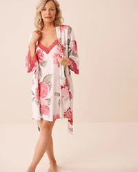 Kimono en satin bordure de dentelle