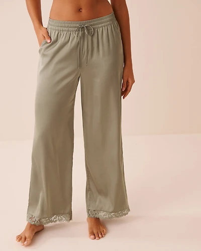 Pantalon en satin bordure de dentelle