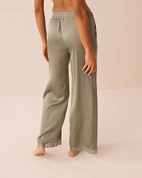 Pantalon en satin bordure de dentelle