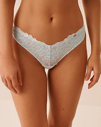 Culotte tanga échancrée en résille brodée