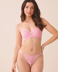 Culotte tanga en dentelle festonnée