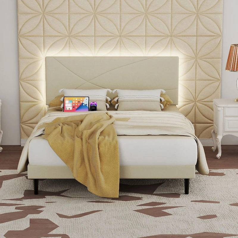 Cadre de lit grand rembourré Foothill beige avec ports USB et lumières LED