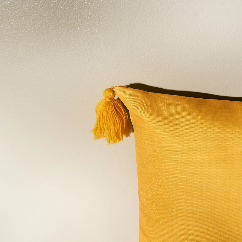 Ambiance Lumber Solid Cushion with tassels - Jaune