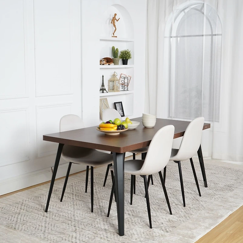 Ensemble de salle à manger 5 pièces incluant une table marron et des chaises beiges