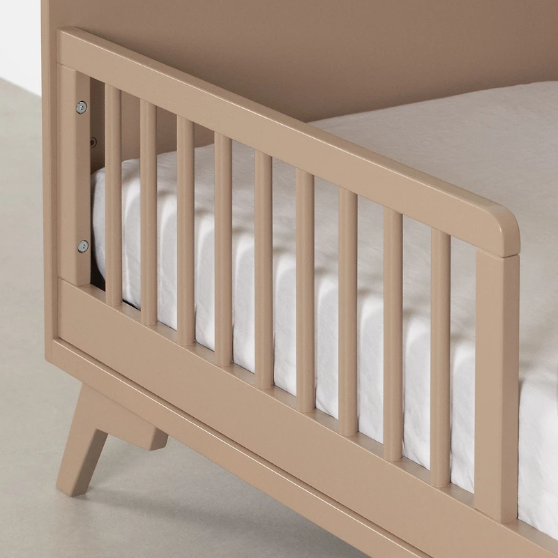 Lit bébé Milos avec hauteur réglable et barrière pour tout-petit