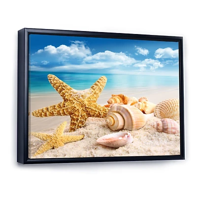 Toile imprimée « Starfish and Seashells on Beach »