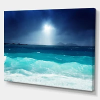 Toile « Neon Sea Waves under Dark Sky »