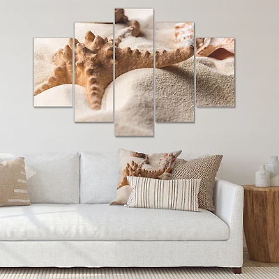 Panneaux de toile imprimée « Close Up of Starfish and Seashell on Light Sand »