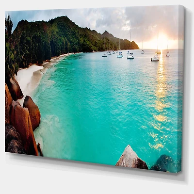 Toile « Tropical Beach with Blue Waters »