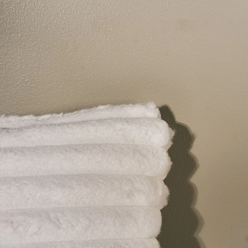 Winnie Coussin carré fausse fourrure