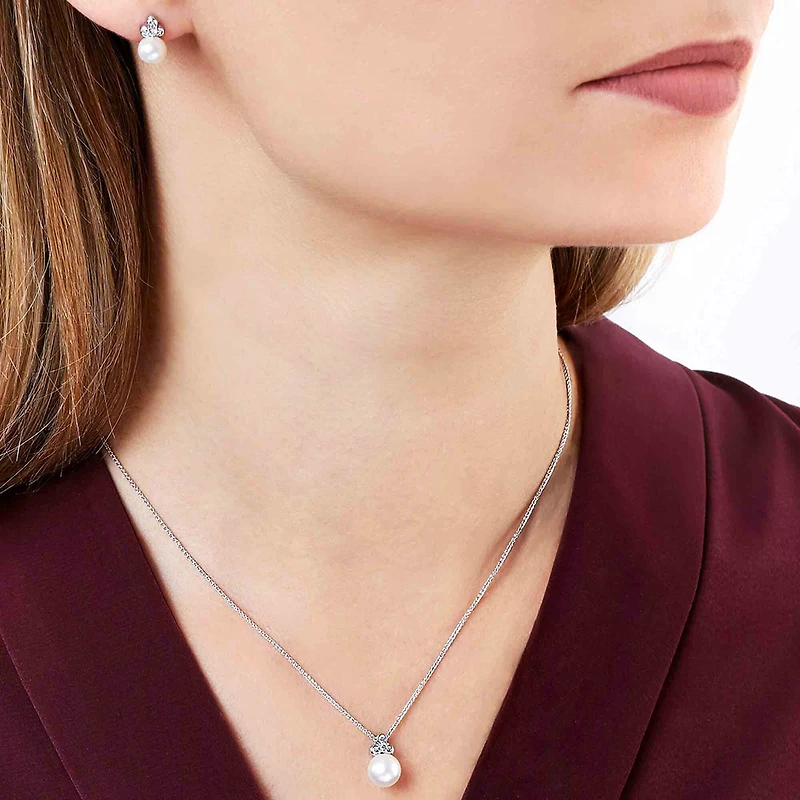 Trend White Gold Pearl and Diamond Necklace