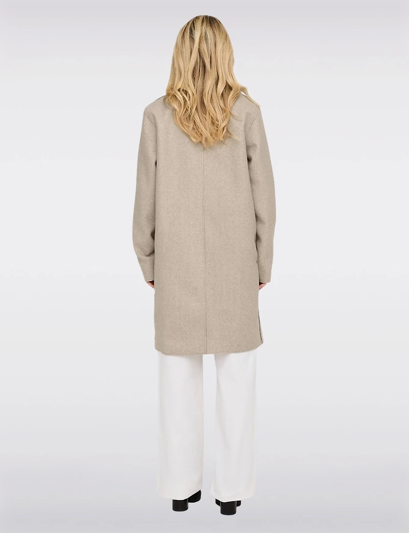 Manteau Chic Mi-Long à Boutonnage Simple avec Col Cranté et Bords Bruts par Only