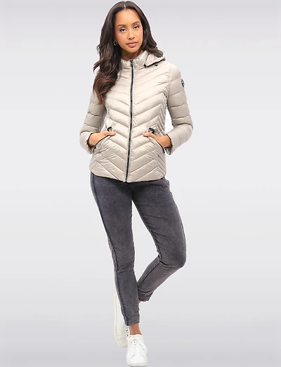 Veste Légère Nora Doudoune Matelassée Vegan avec Capuche Amovible par Saki
