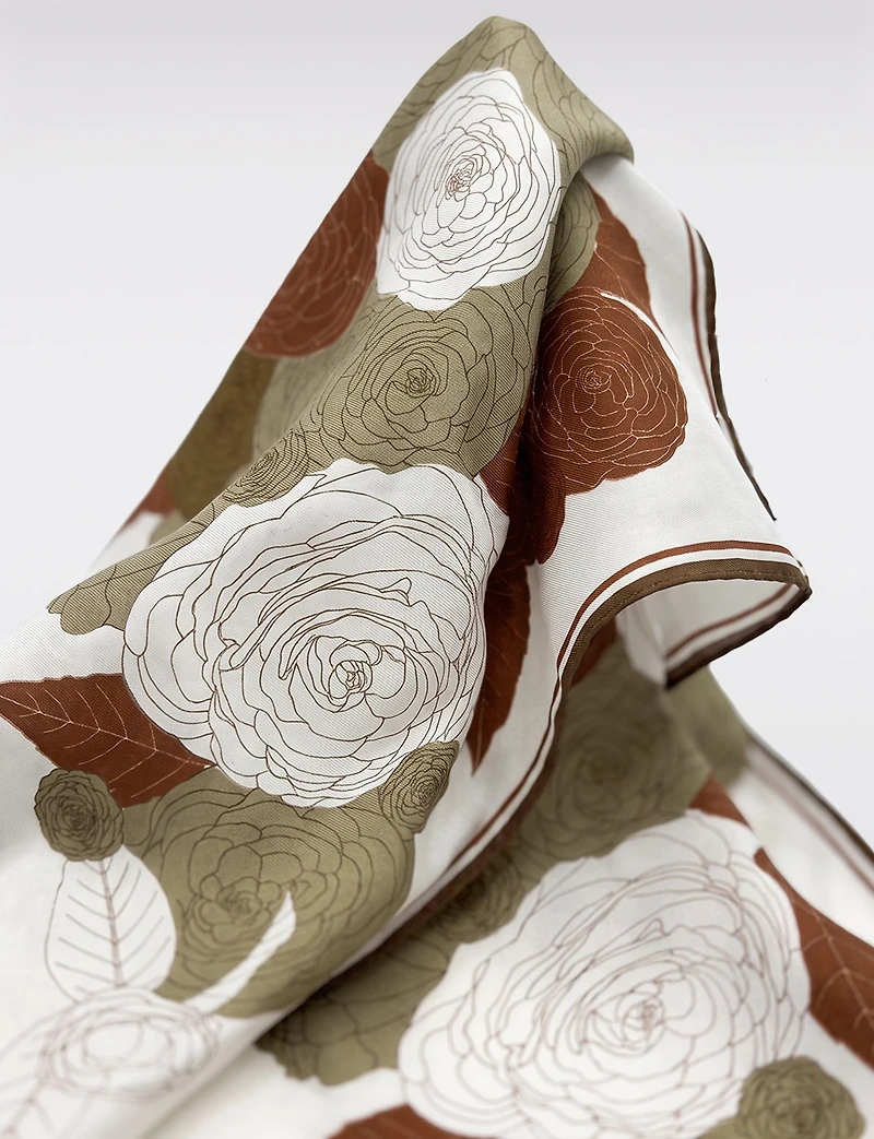 Foulard Triangulaire Floral Mat par Saki