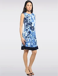Robe Sans Manches Évasée à Imprimé Floral Bleu Avec Ourlet Contrasté par Perle
