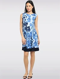 Robe Sans Manches Évasée à Imprimé Floral Bleu Avec Ourlet Contrasté par Perle