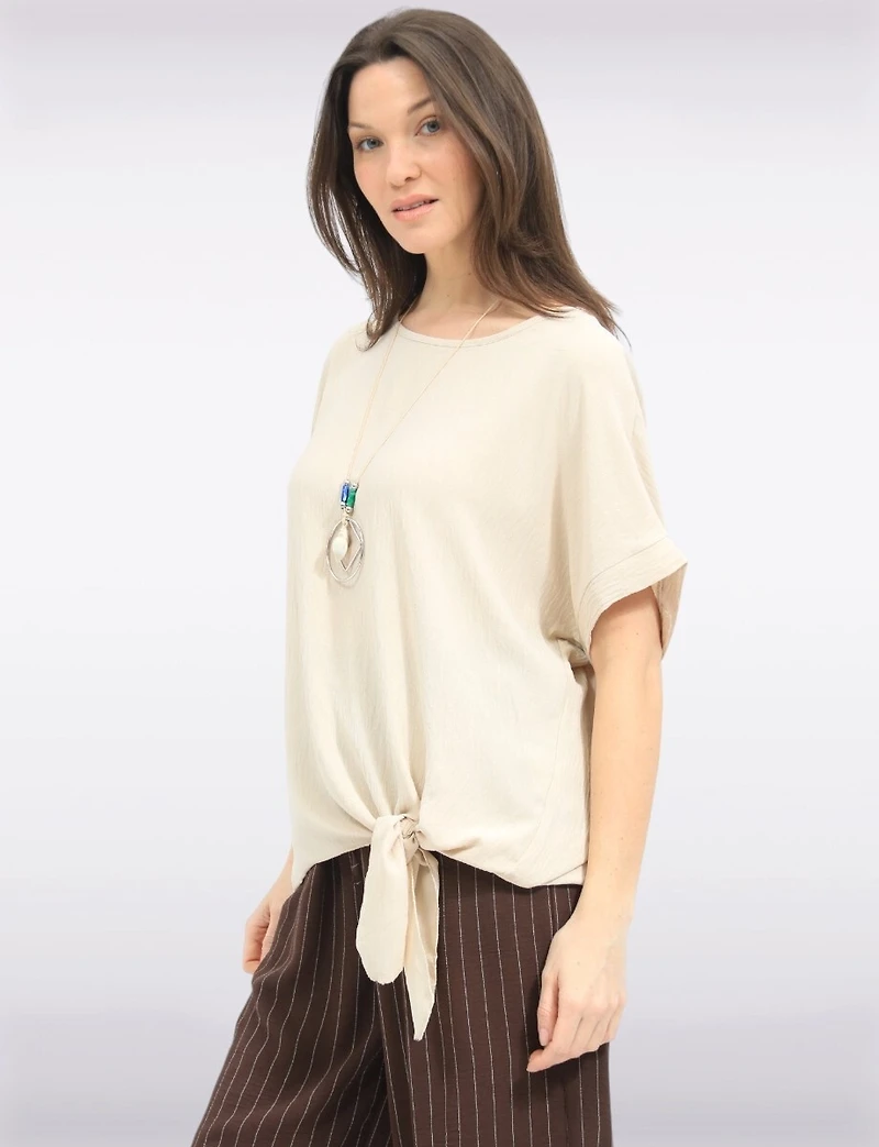 Haut à Manches Courtes Texturé Noué sur le Devant avec Collier par Froccella