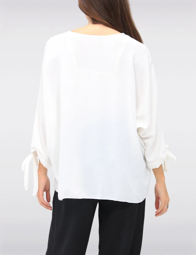 Haut Col Rond Coupe Ample avec Manches à Noueds et Collier Élégant par Froccella
