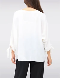 Haut Col Rond Coupe Ample avec Manches à Noueds et Collier Élégant par Froccella