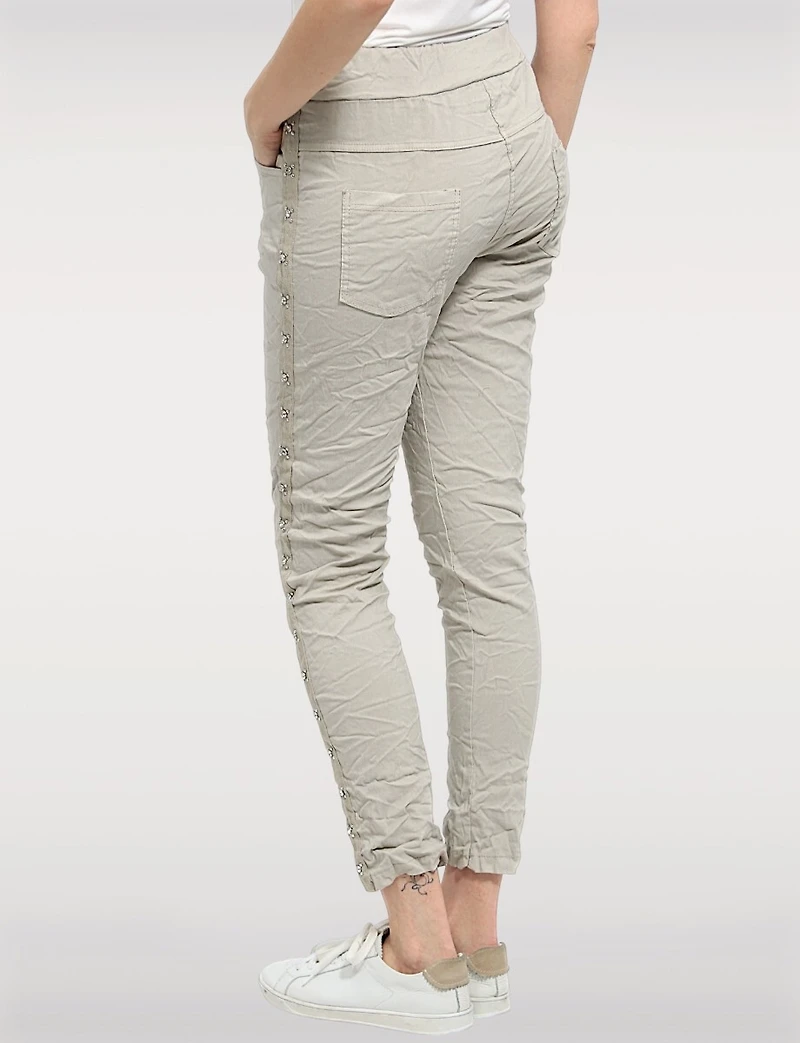 Pantalon Froissé Extensible Ajusté avec Taille Ajustable et Strass par Froccella