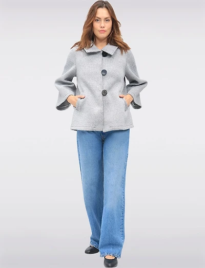 Manteau Court Évasé Chic en Scuba Extensible À Manches Évasées 3/4 par Froccella