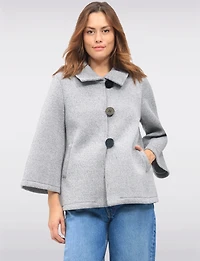Manteau Court Évasé Chic en Scuba Extensible À Manches Évasées 3/4 par Froccella