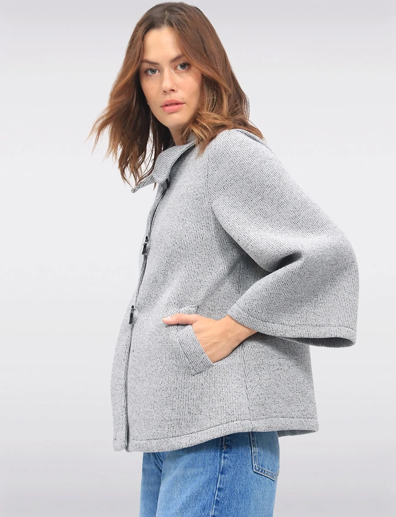 Manteau Court Évasé Chic en Scuba Extensible À Manches Évasées 3/4 par Froccella