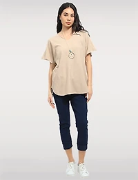 Pull Doux à Manches Courtes Col V Ourlet Arrondi & Collier Inclus par Froccella
