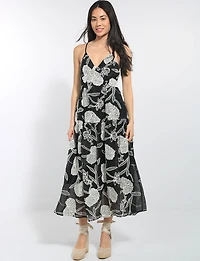 Robe Mi-longue À Dos Nu Bretelles Col V Ornée Broderies Florales Par Queen Drama