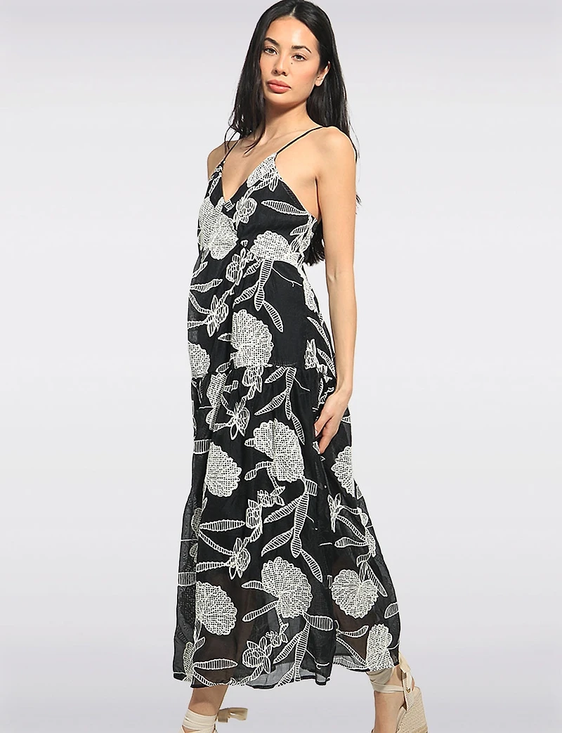 Robe Mi-longue À Dos Nu Bretelles Col V Ornée Broderies Florales Par Queen Drama