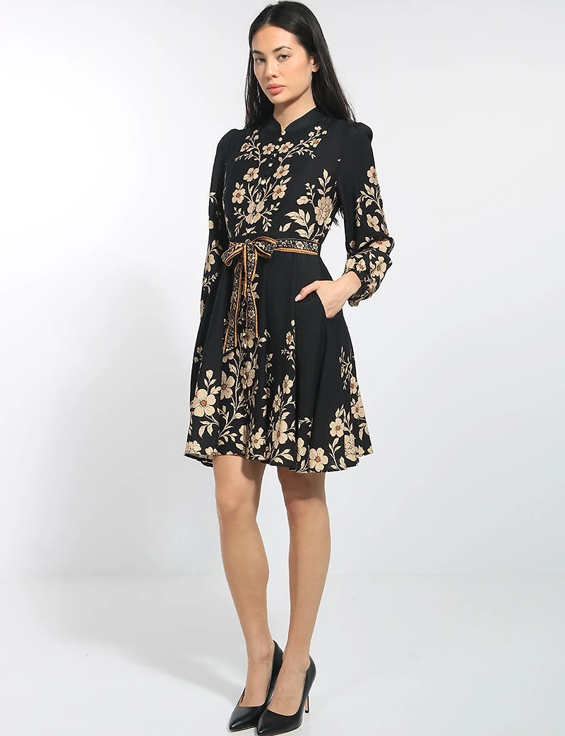Robe Noire & Fleurs Ceinturée Col Officier Manches Longues Par Stella Morgan
