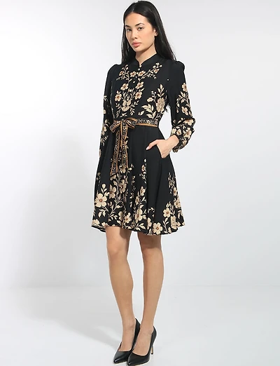 Robe Noire & Fleurs Ceinturée Col Officier Manches Longues Par Stella Morgan
