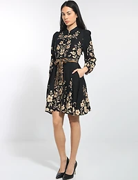 Robe Noire & Fleurs Ceinturée Col Officier Manches Longues Par Stella Morgan