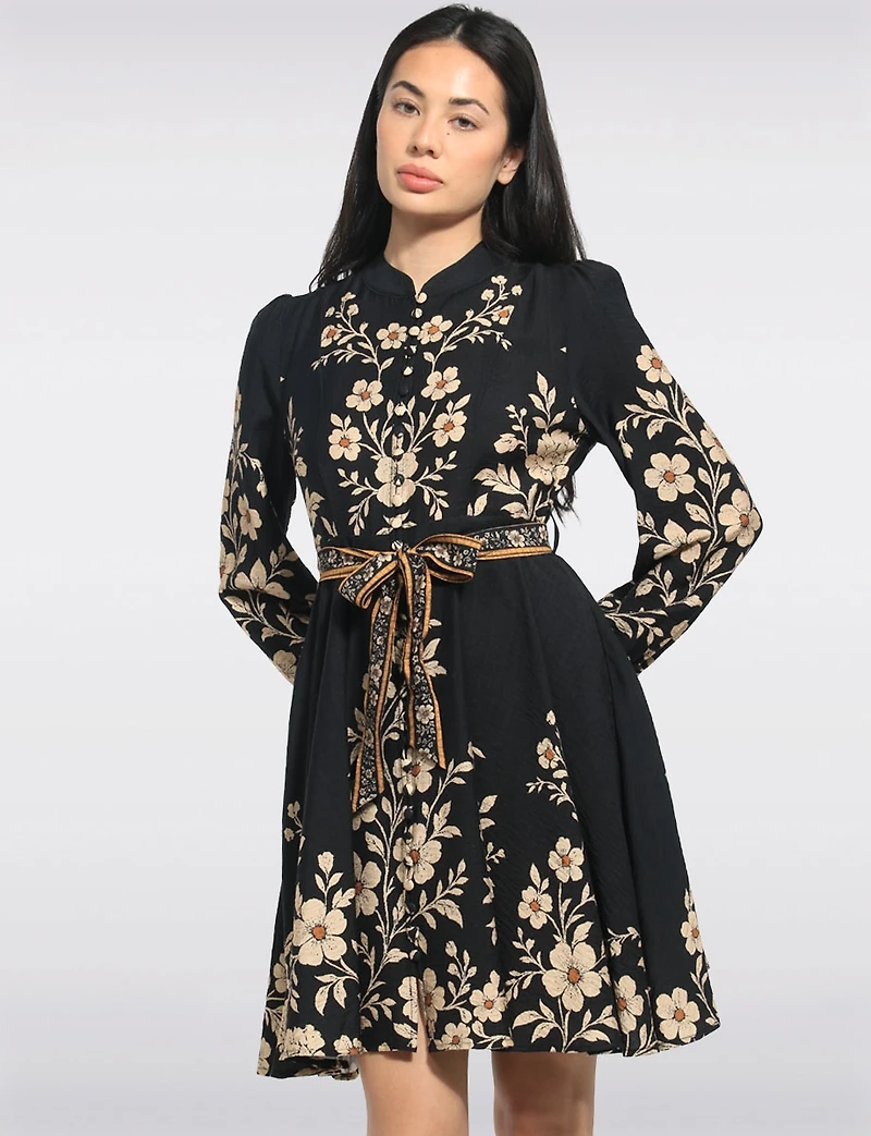 Robe Noire & Fleurs Ceinturée Col Officier Manches Longues Par Stella Morgan