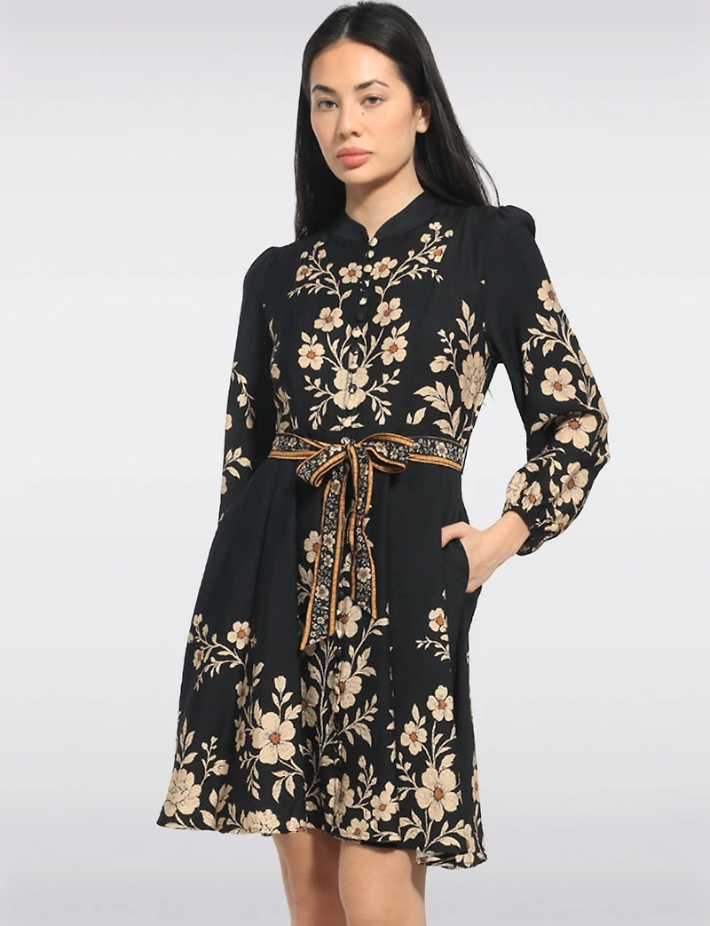 Robe Noire & Fleurs Ceinturée Col Officier Manches Longues Par Stella Morgan