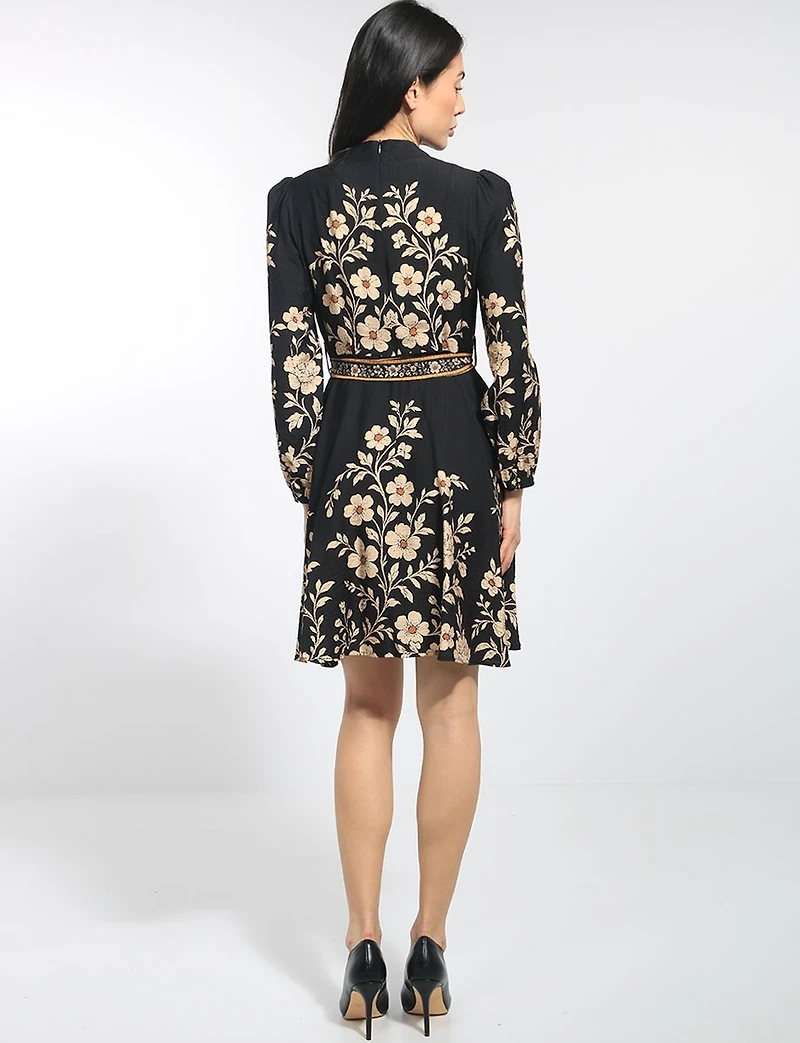 Robe Noire & Fleurs Ceinturée Col Officier Manches Longues Par Stella Morgan