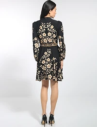 Robe Noire & Fleurs Ceinturée Col Officier Manches Longues Par Stella Morgan