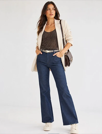 Pantalon en Denim Stretch Foncée Coupe Droite & Ceinture en Paille Par Froccella