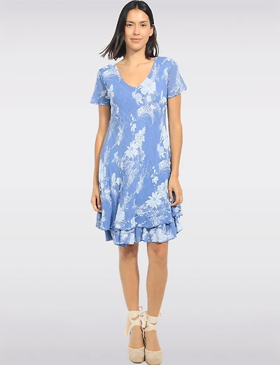 Robe Fluide Fleurie en Tissu Froissé à Col V Manches Courtes Étages Froccella