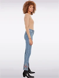 Jean Extensible Ajustée Avec Broderie Florale & Ourlet Effiloché Par Charlie B